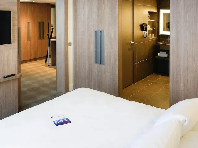جناح بسرير كوين مع أريكة، Novotel Paris Saclay 1/1