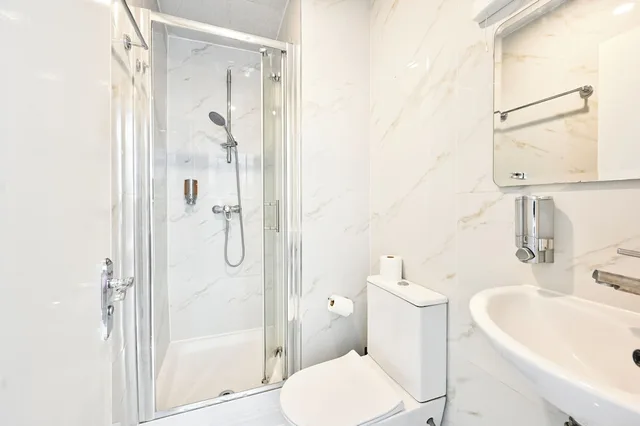 غرفة رباعية بأربعة أسرّة بحمام خاص، City London Hotel 7/8