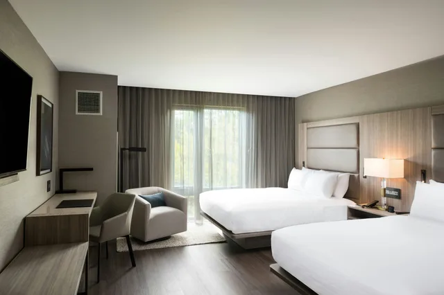 غرفة بسريرين كوين، AC Hotel by Marriott Boston Cleveland Circle 2/2