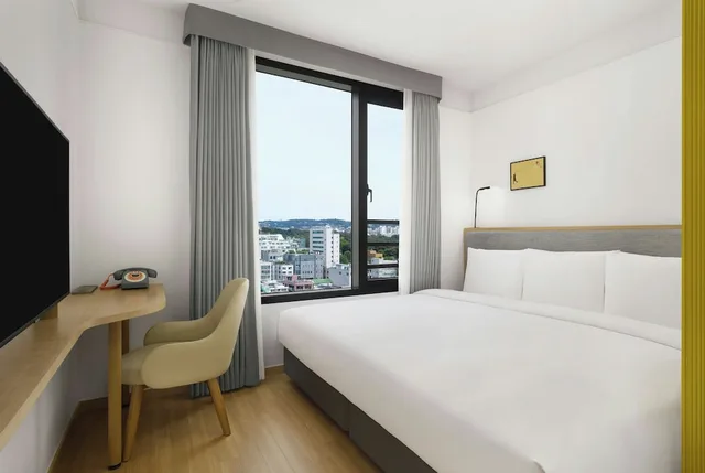 Room, King Bed, City View, Moxy Seoul Insadong 1/5