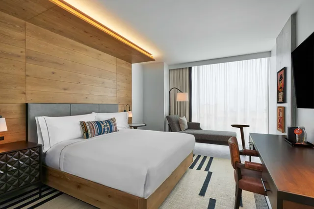 Room, King Bed, Riverwalk View، Canopy By Hilton San Antonio Riverwalk 1/2