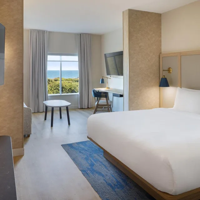 جناح بسرير كينج بإطلالة على البحر مع أريكة لذوي الإعاقة، Fairfield by Marriott Inn & Suites Melbourne Beach 1/3