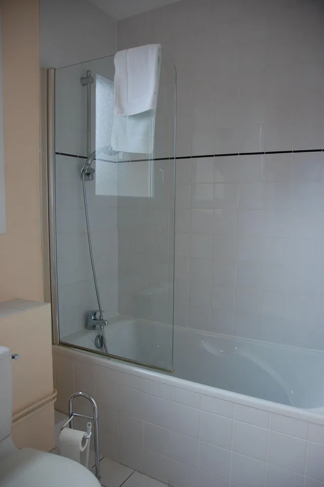 غرفة ثلاثية، Hotel the Originals Caen Le Savoy 6/7