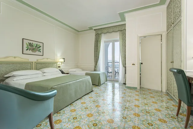 غرفة قياسية بسريرين منفصلين بإطلالة جزئية على البحر، Lloyd's Baia Hotel 2/5
