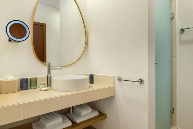 جناح جونيور بسرير كينج بإطلالة على المسبح بشرفة، The Westin Salgados Beach Resort, Algarve 7/10