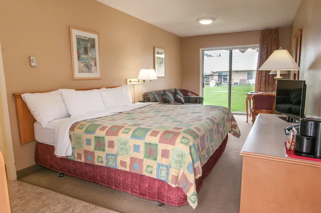 غرفة قياسية بسرير كوين، Okanagan Seasons Resort 1/5