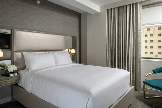 غرفة بريميير بسرير كينج لذوي الإعاقة، Tulsa Club Hotel Curio Collection By Hilton 2/4