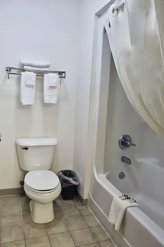 غرفة أساسية بسرير كوين، AmeriVu Inn and Suites-Stanley 1/2