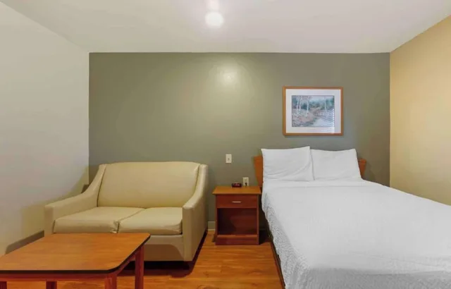 جناح بسرير كينج مع أريكة بمطبخ، Studio 6 Extended Stay Fishkill Westage Center NY 3/10
