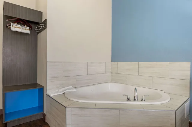 غرفة قياسية بسرير كينج بحوض جاكوزي، Best Western Plus South Holland/Chicago Southland 4/5