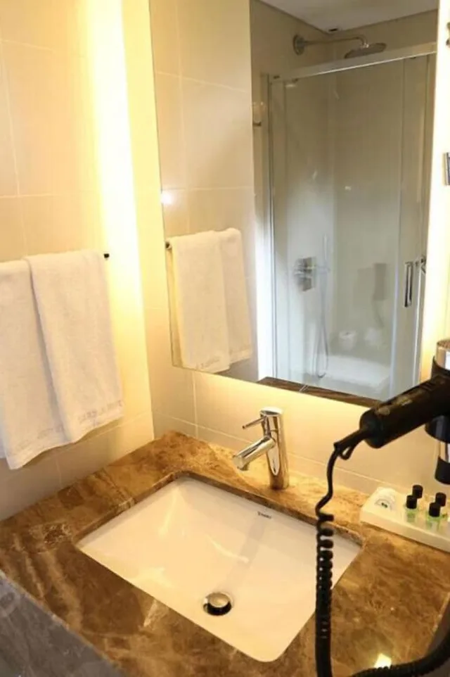 غرفة بريميوم بسرير كينج بإطلالة على البحر، Marble Hotel Istanbul 4/5