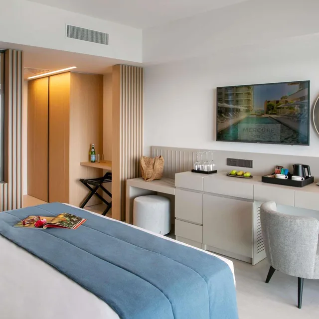 غرفة قياسية بسرير كينج بإطلالة على البحر بشرفة، Mercure Larnaca Beach Resort 3/8