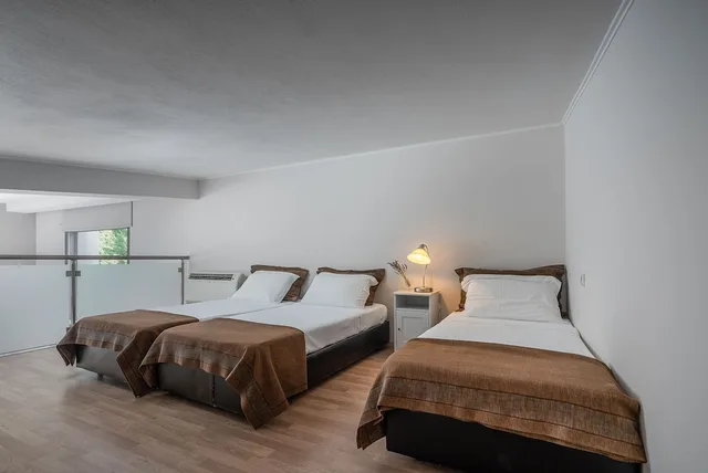 Loft, Deluxe, 1 Double and 3 Single Beds، San Nicolas Hotel 1/4