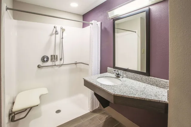 غرفة ديلوكس بسرير كينج لذوي الإعاقة، La Quinta Inn & Suites by Wyndham Mechanicsburg - Harrisburg 2/2