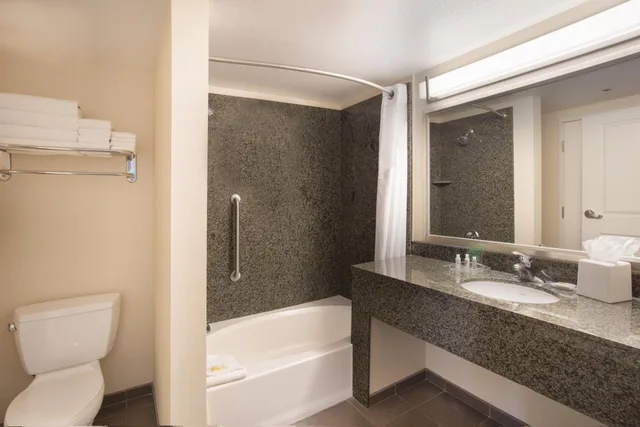 جناح بسريرين كوين بغرفة نوم واحدة مع أريكة، Holiday Inn And Suites Scottsdale North Airpark Ex Wingate By Wyndham Scottsdale 4/8
