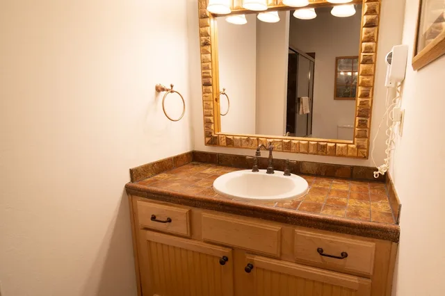كابينة غراند بسريرين كينج بشرفة بـ4 غرف نوم مع أريكة، Cabins At Grand Mountain By Thousand Hills Resort 3/7