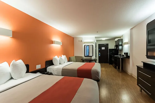 غرفة ديلوكس بسريرين كوين بمطبخ صغير، Motel6 Moosomin, SK 1/9