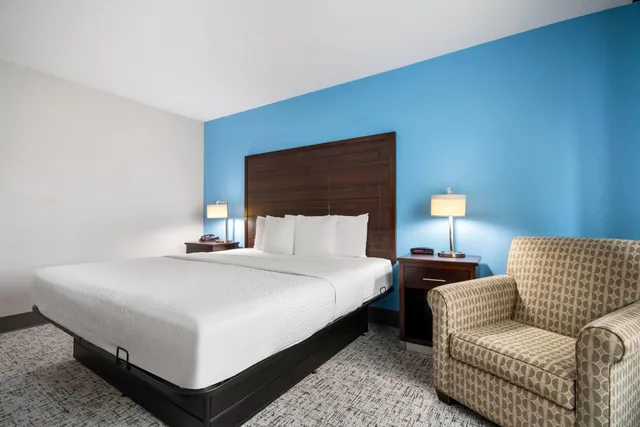 غرفة بسرير كينج، Baymont By Wyndham Marinette 2/6