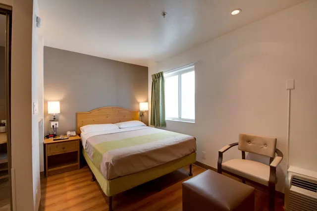Standard, Queen Bed, Motel6 Brownsville, TX 5/8