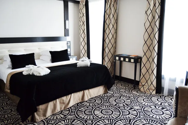 جناح جونيور، Hotel Jehan de Beauce 2/10