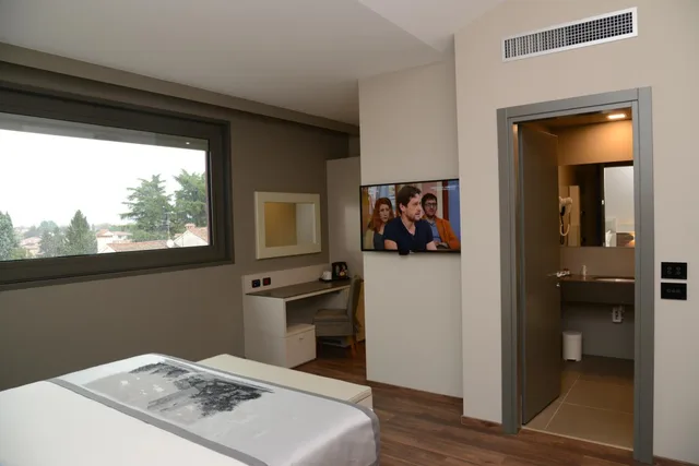 جناح جونيور، Albergo Roma, Bw Signature Collection 8/10