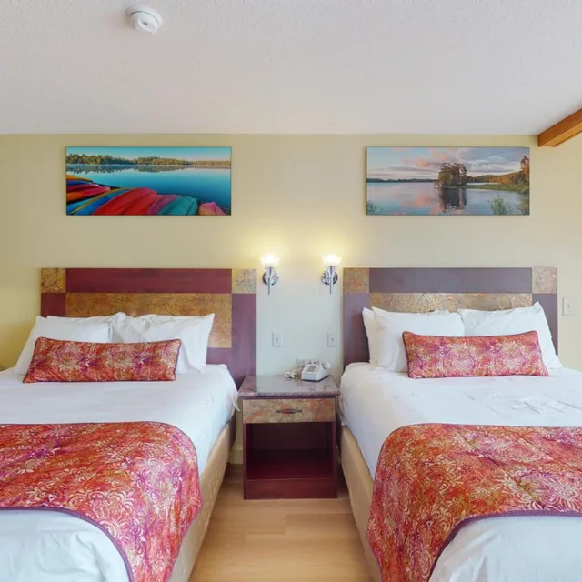 Room, 2 Queen Beds, Lake Front، Surfside On The Lake 7/10