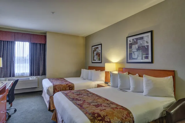 غرفة ديلوكس بسرير كينج وسريرين كوين، Best Western Peace Arch Inn 1/5