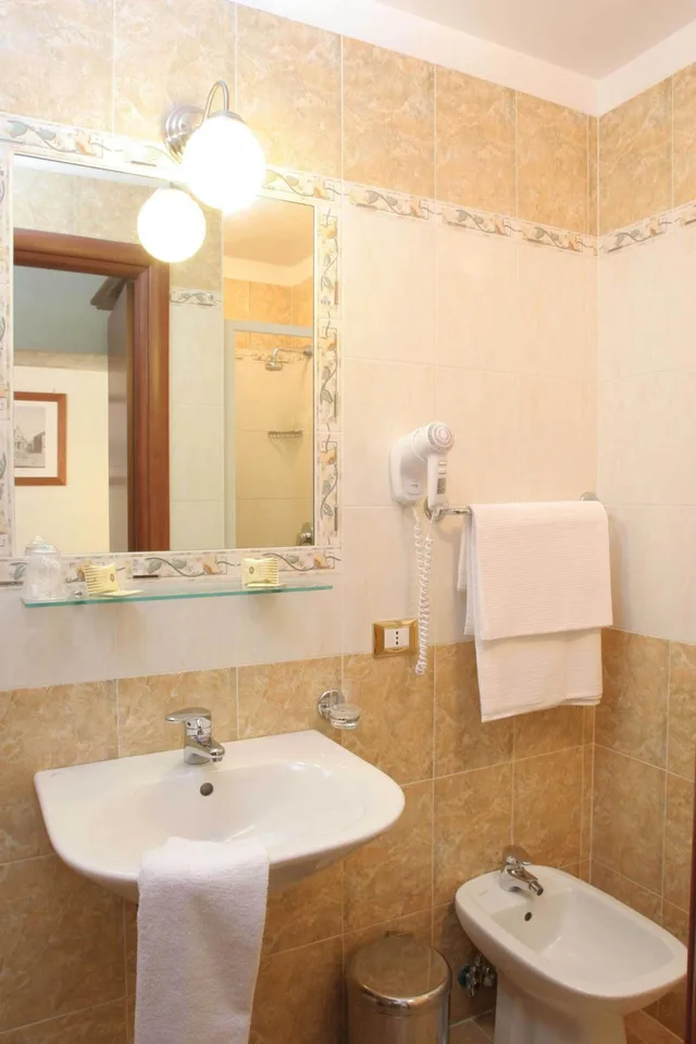 غرفة ثلاثية، Hotel Chicago 7/8