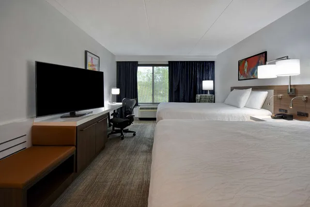 غرفة بريميوم بسريرين كوين، Hilton Garden Inn Detroit Metro Airport 3/10
