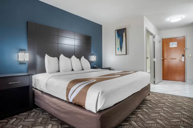 Suite, King Bed, Sofa, Quality Suites Baton Rouge East - Denham Springs 1/3