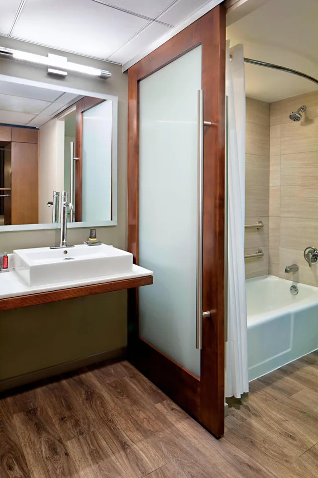 غرفة كلوب بسرير كينج بشرفة مع دخول الصالة، San Antonio Marriott Northwest Medical Center 9/10