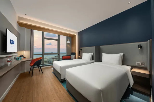 غرفة قياسية بسريرين منفصلين بإطلالة على البحر في طابق مرتفع، HOLIDAY INN EXPRESS Beihai Silver Beach 1/3