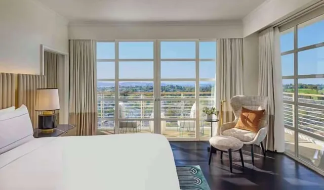 جناح سيغنتشر بسرير كينج بشرفة، Cameo Beverly Hills, LXR Hotels & Resorts 2/4