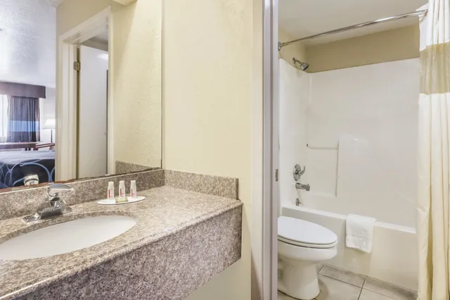 جناح بسرير كوين، Super 8 By Wyndham San Antonio At I-10 2/2