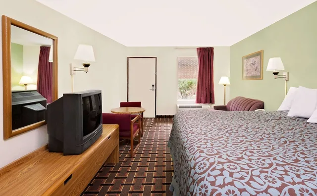 غرفة بسرير كينج، Days Inn by Wyndham Cleveland TN 2/10