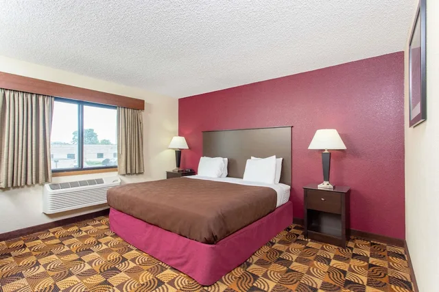 جناح بريميير بسرير كينج بغرفة نوم واحدة، Americinn By Wyndham Elkhorn Near Lake Geneva 1/2