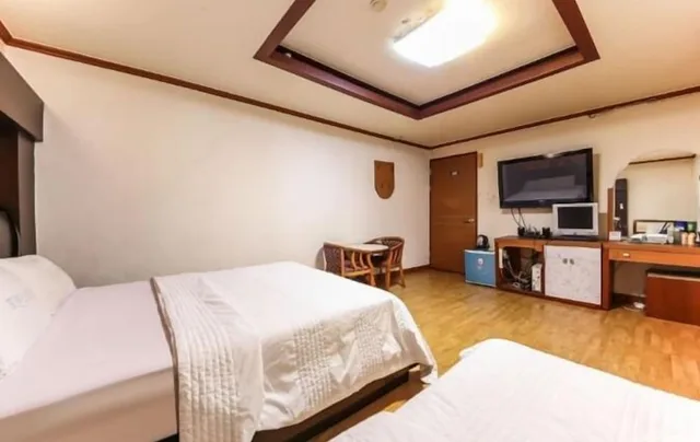 Deluxe, 1 Double and 1 Single Bed, Prince Motel 4/6