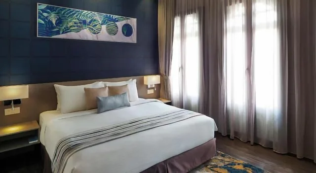 غرفة كلاسيكية بسرير كوين وسرير فردي بغرفتي نوم، Bahari Parade Hotel Managed By The Ascott Limited 2/3