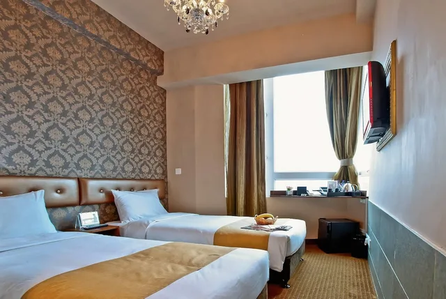 غرفة ديلوكس بسريرين منفصلين بإطلالة على المرفأ، Ramada by Wyndham Hong Kong Harbour View 1/3