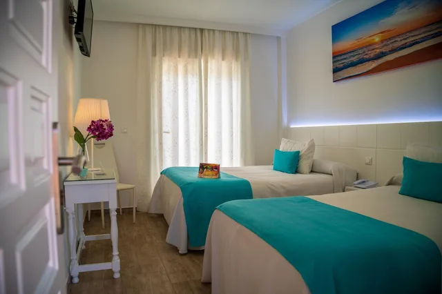 غرفة بسرير مزدوج أو سريرين منفصلين في طابق مرتفع، Hotel Romerito 3/9