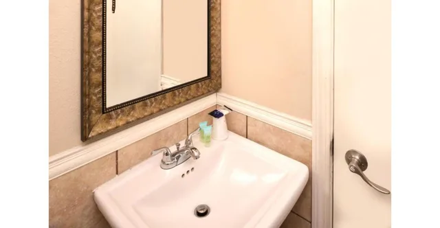 1 King Bed - Non-Smoking, Micfridge، Motel6 Putnam, CT 2/3