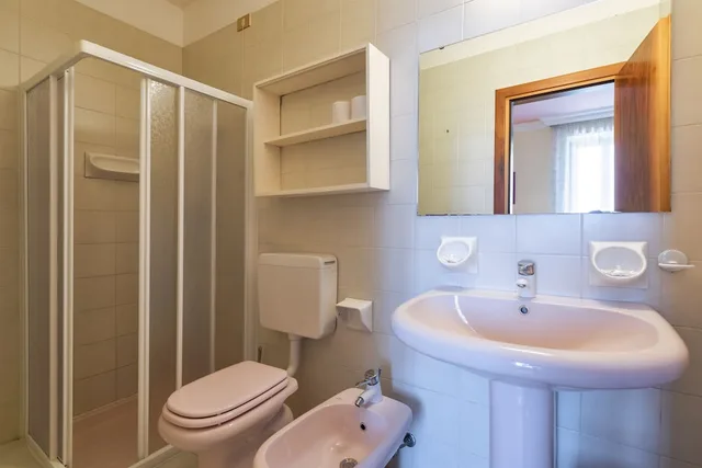 غرفة بسريرين منفصلين بإطلالة على البحيرة، Park Hotel Jolanda 6/6
