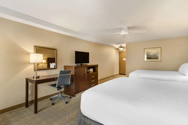 غرفة كبيرة بسريرين كينج مع أريكة، Best Western Plus Monterey Inn 4/4