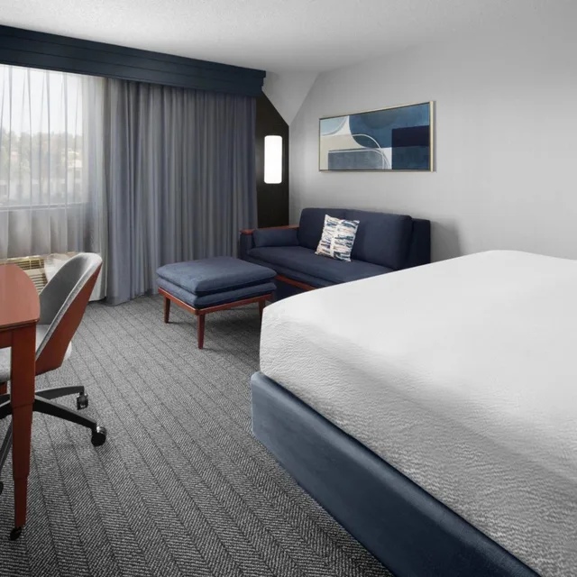 غرفة بسرير كينج بشرفة، Courtyard by Marriott San Diego - Rancho Bernardo 3/5