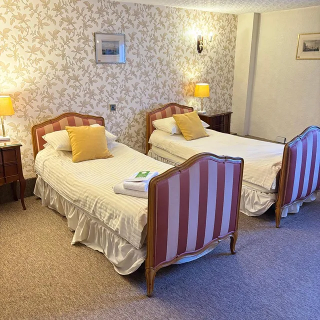Room, Twin Beds, Albright Hussey Manor 4/6