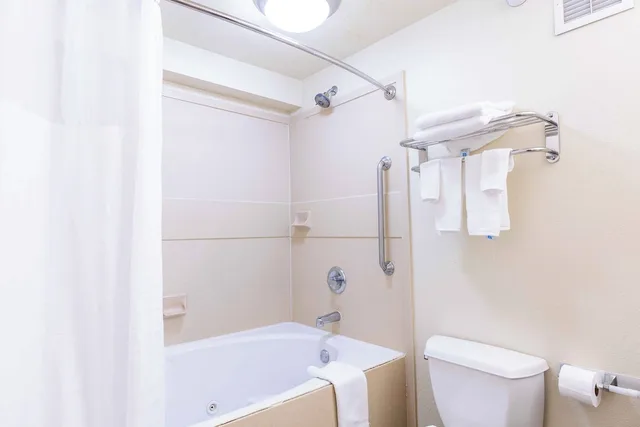 غرفة بسريرين مزدوجين، Days Inn by Wyndham Oklahoma City/Moore 8/10