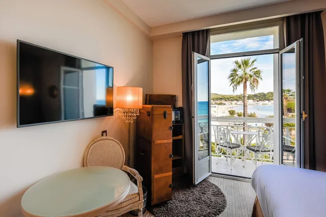 غرفة ديلوكس بإطلالة جزئية على البحر، GRAND HOTEL DES SABLETTES PLAGE, CURIO COLLECTION BY HILTON 9/10