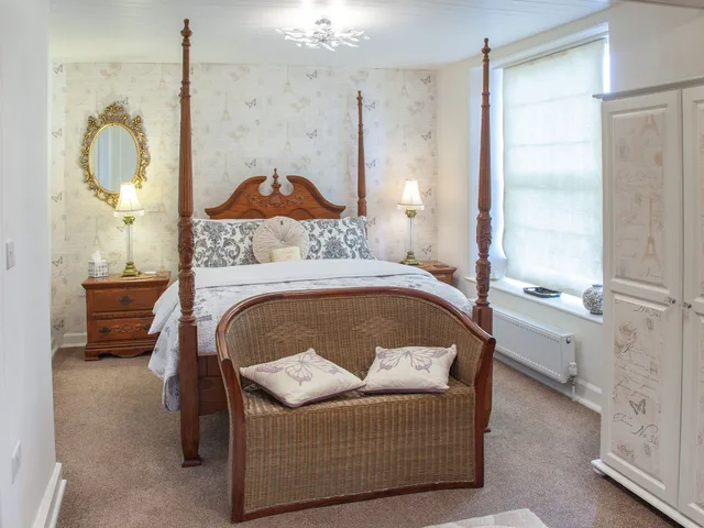 Four Poster, Deluxe, Suite, King Bed، Court Prior 1/6