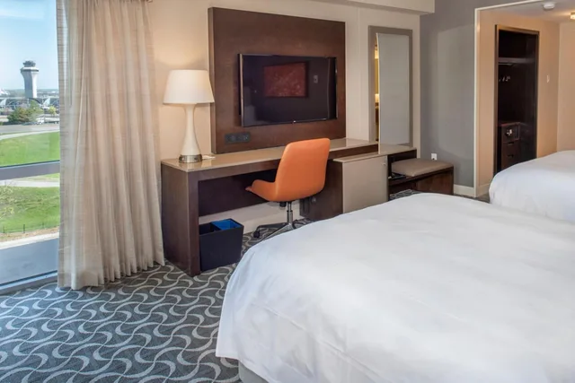 Guest Room, Executive, 2 Double Beds, East Tower، Marriott St. Louis Airport 5/10