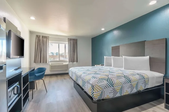 جناح بسرير كينج لذوي الإعاقة، Studio6 Suites Perris, CA 3/8